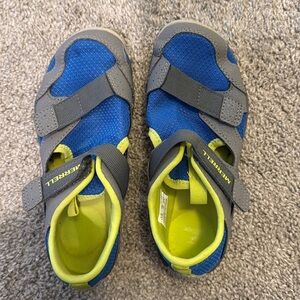 Hydro quest kids water shoes size 13